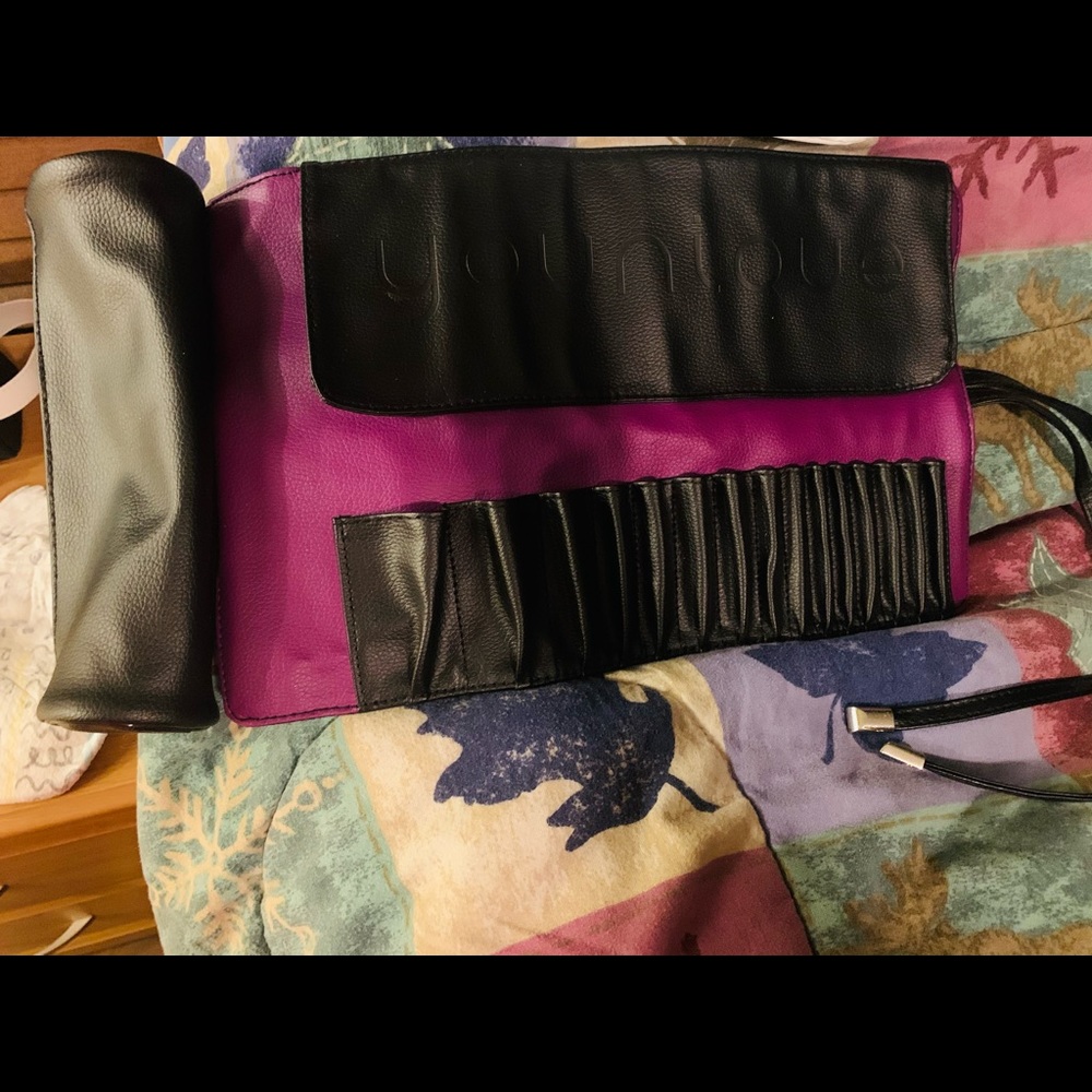 Younique brush roll